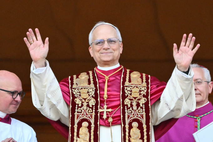 Tân Giáo hoàng Leo XIV xuất hiện trên ban công Vương cung Thánh đường Thánh Peter ngày 8/5. Ảnh: Vatican News