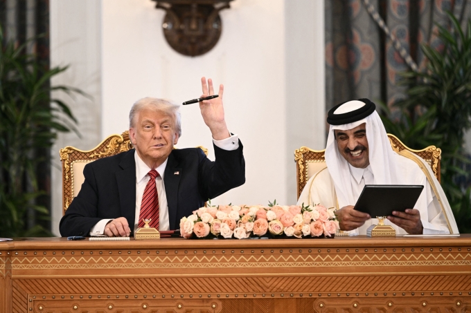 Tổng thống Mỹ Trump (trái) và Quốc vương Qatar Tamim bin Hamad al-Thani tại lễ ký kết ở Cung điện Hoàng gia, Doha ngày 14/5. Ảnh: AFP