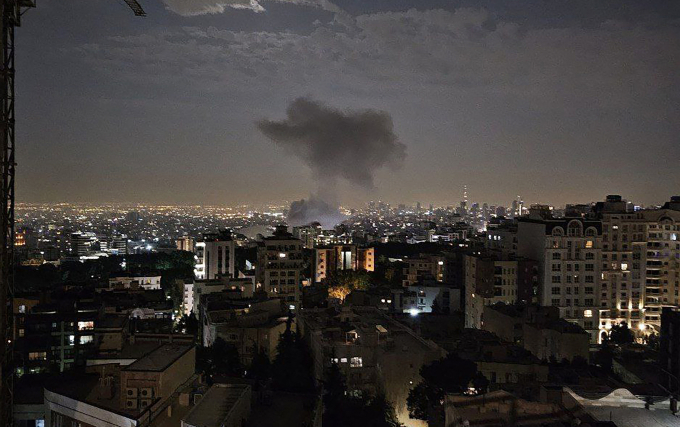 Khói bốc lên tại một địa điểm bị Israel tập kích tại thủ đô Tehran, Iran.