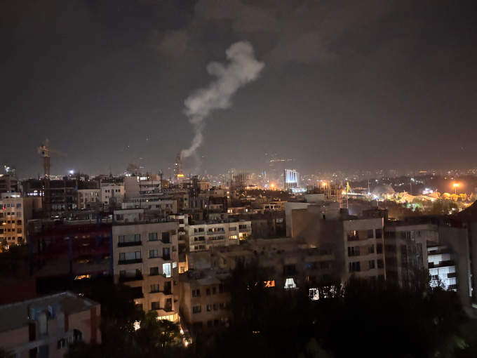 Khói bốc lên tại thủ đô Tehran, Iran, sau cuộc không kích phủ đầu của Israel rạng sáng 13/6. Ảnh: AFP