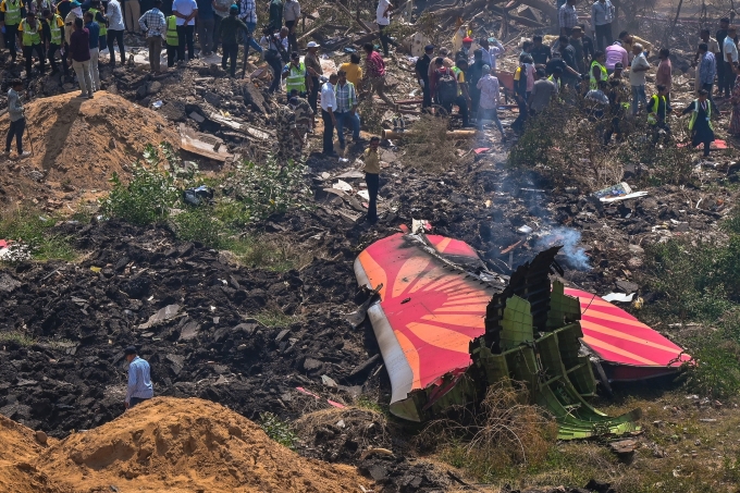 Phần đuôi máy bay Air India tại hiện trường ở thành phố Ahmedabad, bang Gujarat, Ấn Độ ngày 12/6. Ảnh: AFP