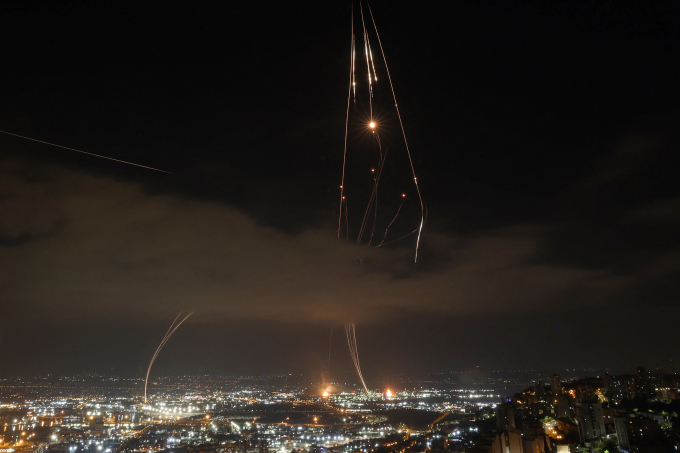 Lưới phòng không Israel đánh chặn tên lửa Iran, ngày 16/6.
