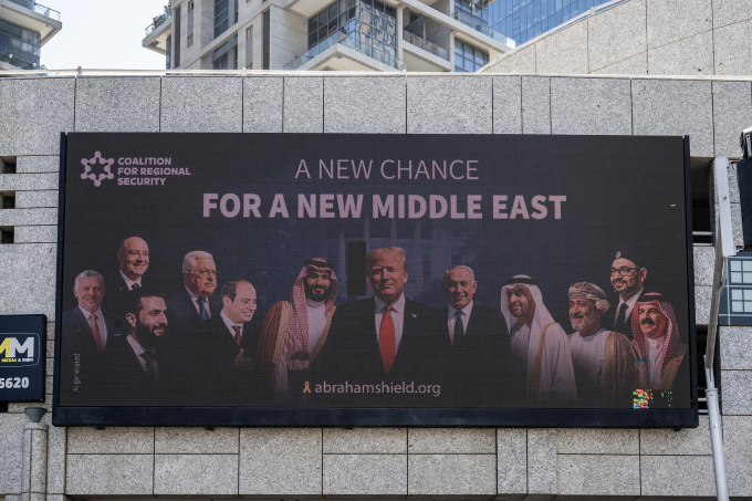 Hình ảnh lãnh đạo Mỹ, Israel, Arab Saudi, Syria, Oman và Lebanon cùng khẩu hiệu Cơ hội mới cho một Trung Đông mới ở Tel Aviv, Israel ngày 26/6. Ảnh: AFP