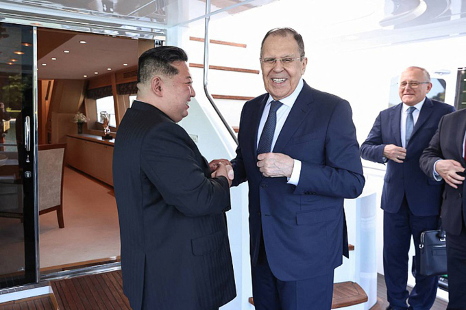 Chủ tịch Triều Tiên Kim Jong-un (trái) bắt tay Ngoại trưởng Nga Sergei Lavrov tại thành phố Wonsan ngày 12/7. Ảnh: AFP