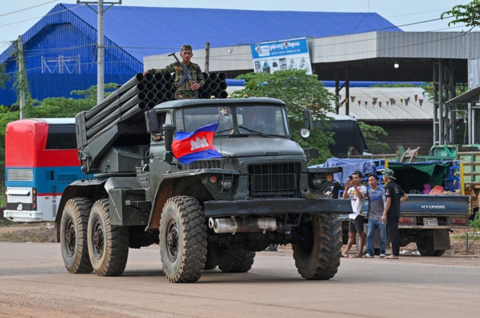 Binh sĩ Campuchia đứng trên xe tải chở bệ phóng pháo phản lực BM-21 di chuyển trên một con đường ở tỉnh Oddar Meanchey ngày 25/7. Ảnh: AFP