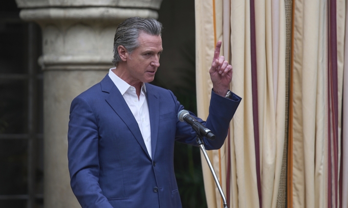 Thống đốc California Gavin Newsom tại Los Angeles ngày 26/3. Ảnh: AP