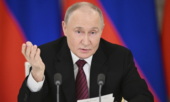 Tổng thống Nga trả lời họp báo tại Điện Kremlin ngày 11/5. Ảnh: AP