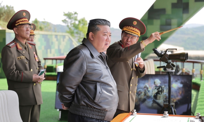 Lãnh đạo Triều Tiên Kim Jong-un thị sát một cuộc tập trận quân sự hôm 13/5.