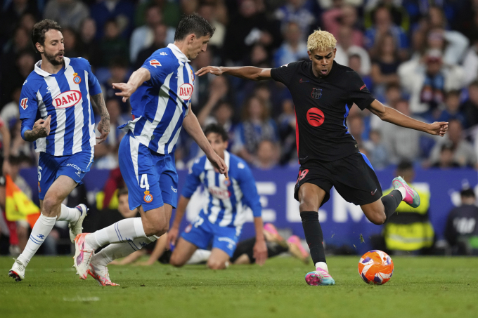 Lamine Yamal dứt điểm ghi bàn mở tỷ số trận Barca thắng Espanyol 2-0 ở vòng 36 La Liga trên sân Cornellà-El Prat, Barcelona, Tây Ban Nha ngày 15/5. Ảnh: AP