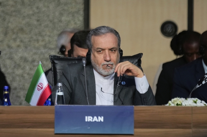 Ngoại trưởng Iran Abbas Araghchi tham gia cuộc họp Hội đồng Ngoại trưởng Tổ chức Hợp tác Hồi giáo (OIC) ở Istanbul, Thổ Nhĩ Kỳ, ngày 21/6. Ảnh: AP