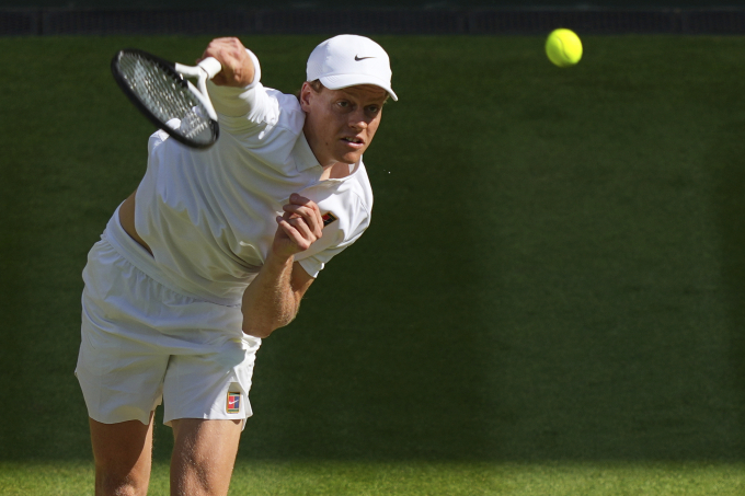 Tay vợt Italy Jannik Sinner giao bóng trong trận thắng Carlos Alcaraz ở chung kết đơn nam Wimbledon trên sân Trung tâm, London ngày 13/7. Ảnh: AP