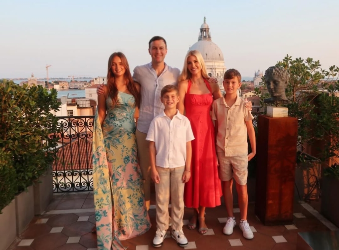 Arabella (trái) cùng bố mẹ chụp ảnh ở khách sạn tại Venice.