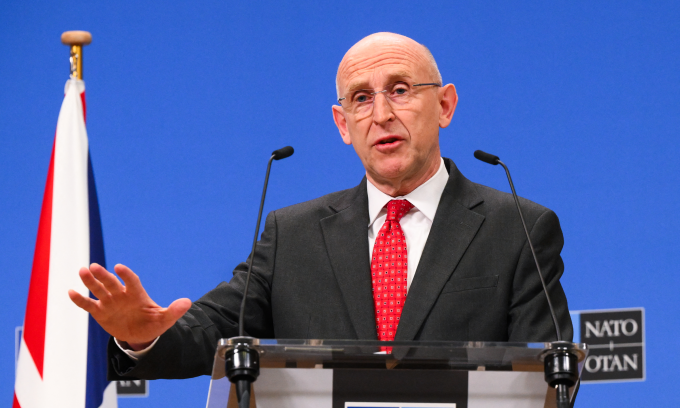 Bộ trưởng Quốc phòng Anh John Healey tại cuộc họp báo sau hội nghị của UDCG ở Brussels, Bỉ hôm 11/4. Ảnh: AFP