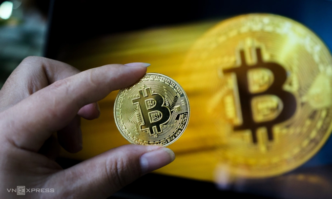 Đồng xu biểu trưng của Bitcoin. Ảnh: Bảo Lâm