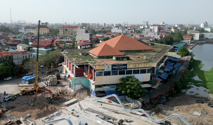 Góc phải chợ Rồng đang được phá dỡ để hoàn thành cầu Chà Là. Ảnh: Lê Hoàng