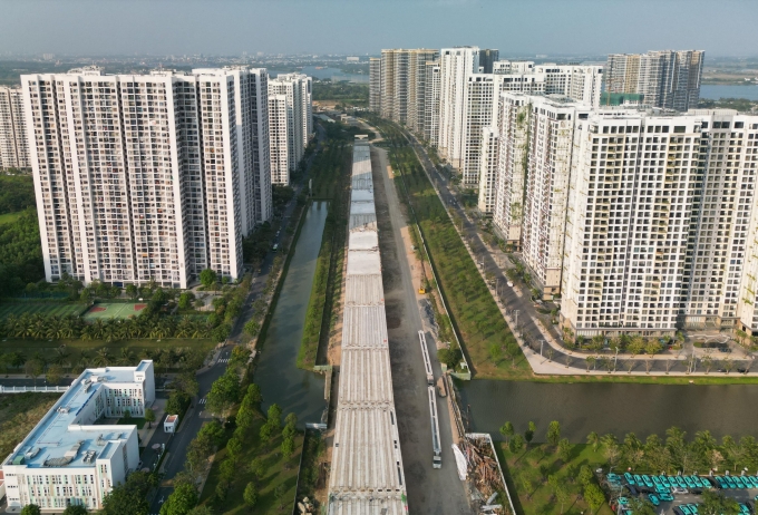 Bất động sản khu Đông TP HCM với các cao ốc, chung cư.