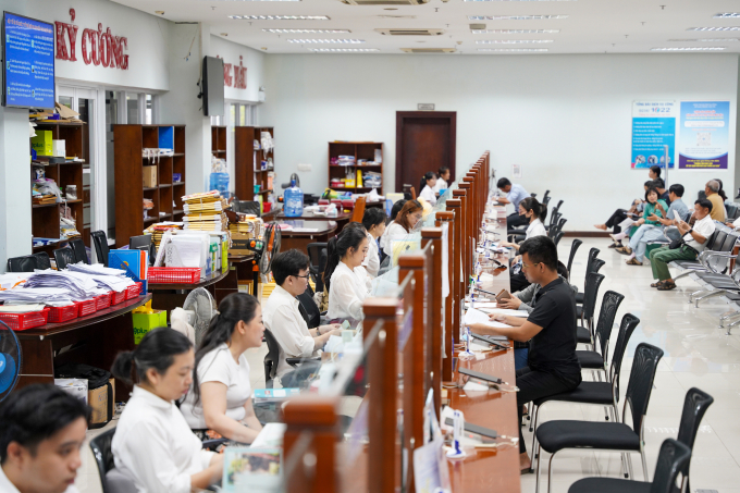Người dân làm thủ tục hành chính tại bộ phận 1 cửa, Trung tâm hành chính Đà Nẵng.