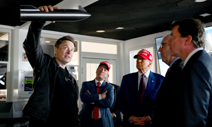 Elon Musk giải thích cho ông Trump trước buổi phóng tàu Starship ở Texas tháng 11/2024.