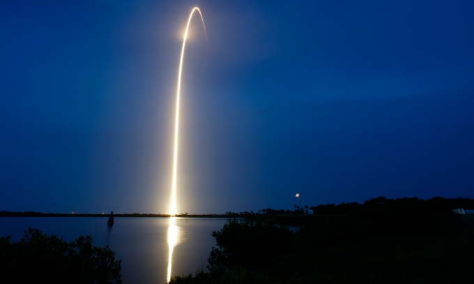 Tên lửa Falcon 9 mang theo các vệ tinh Starlink được phóng đi từ Florida tháng 7/2023.