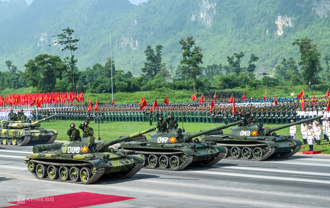 Xe tăng dẫn đầu khối khí tài quân sự tiến qua lễ đài.