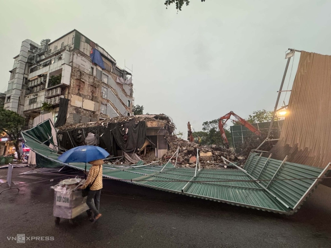 Hàng rào tôn quây quanh tòa Hàm cá mập bị gió quật đổ.