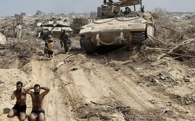 Ba tay súng Hamas cởi quần áo, rời khỏi đường hầm và đầu hàng quân đội Israel ngày 2/8. Ảnh: IDF