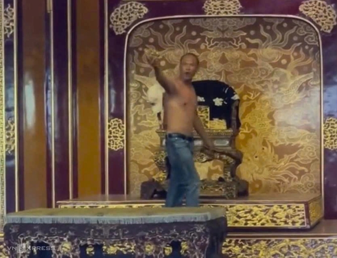 Hồ Văn Phương Tâm có biểu hiện bất thường sau khi bẻ gãy ngai vàng triều Nguyễn