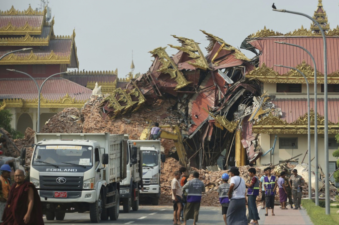 Một phần di tích hoàng cung Myanmar tại thành phố Mandalay đổ sụp sau trận động đất trưa 28/3. Ảnh: AP