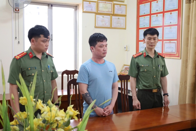 Tiktoker Lê Việt Hùng tại cơ quan điều tra. Ảnh: Công an cung cấp