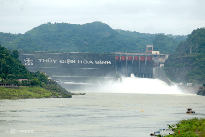 Thủy điện Hòa Bình mở cửa xả ngày 11/7. Ảnh: Gia Chính