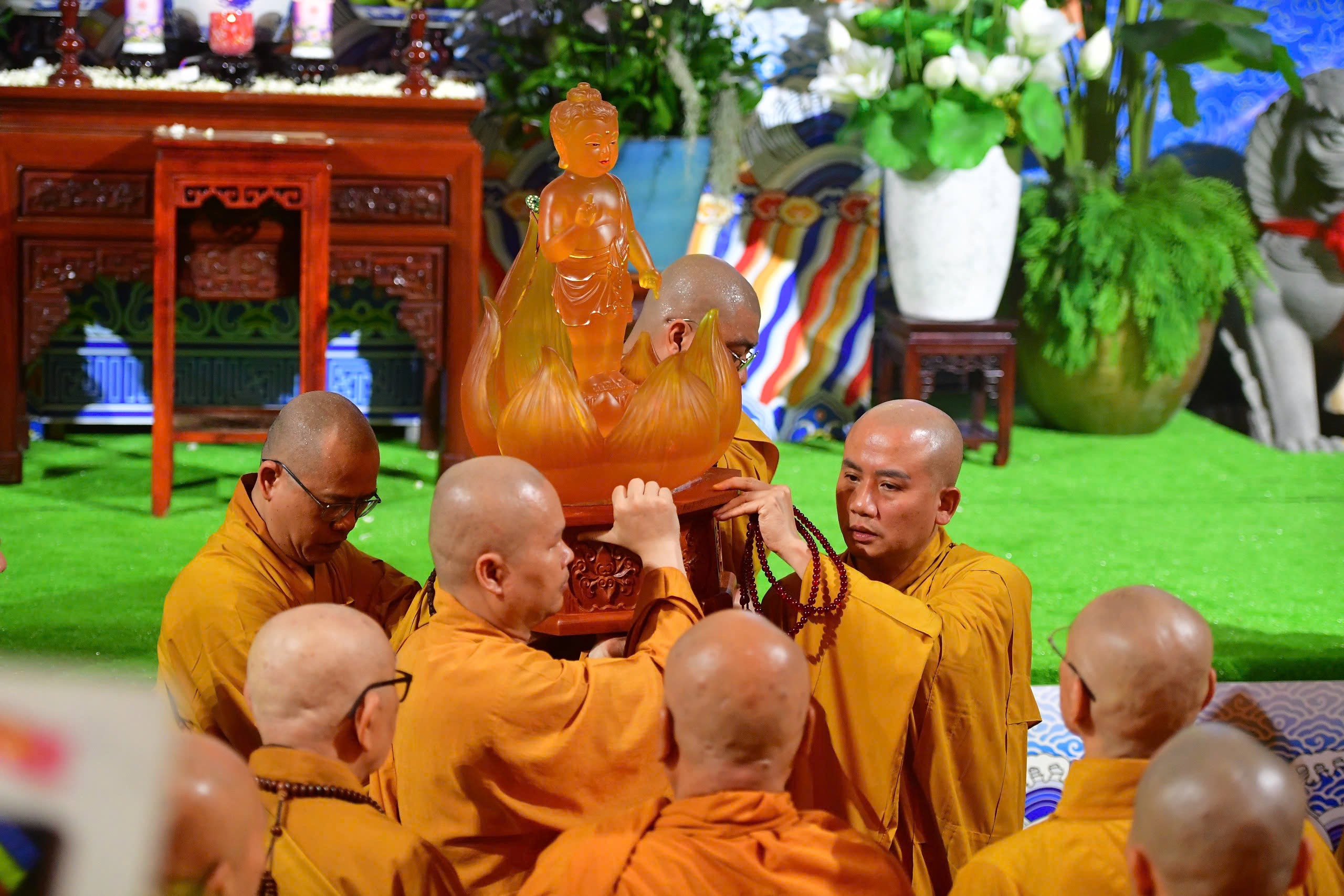 Dòng người rước tượng Phật