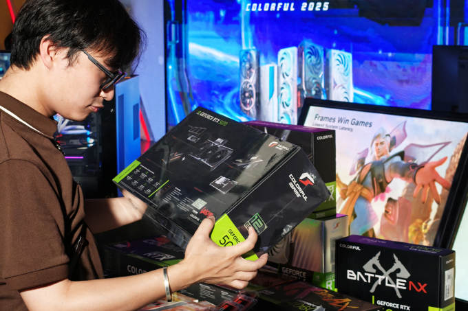 Người dùng chọn mua card VGA tại một gian hàng trong sự kiện Tech & Game Festival 2025. Ảnh: Trọng Đạt