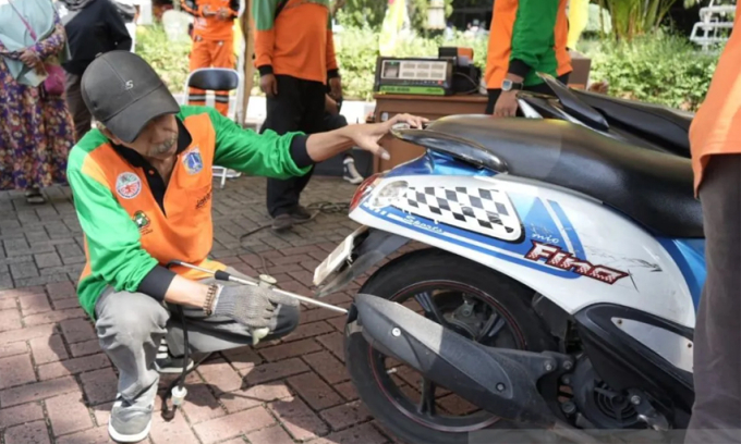 Giống Đài Loan, Indonesia cũng có những chiến dịch tăng cường kiểm tra khí thải xe máy với các trạm kiểm định ngay bên đường. Trong ảnh là một điểm kiểm tra ở Jakarta, ngày 26/6/2024. Ảnh: Antara