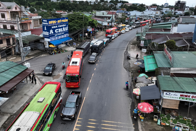 Dòng xe nối đuôi chờ qua đèo Bảo Lộc, chiều 8/6. Ảnh: Hoài Thanh