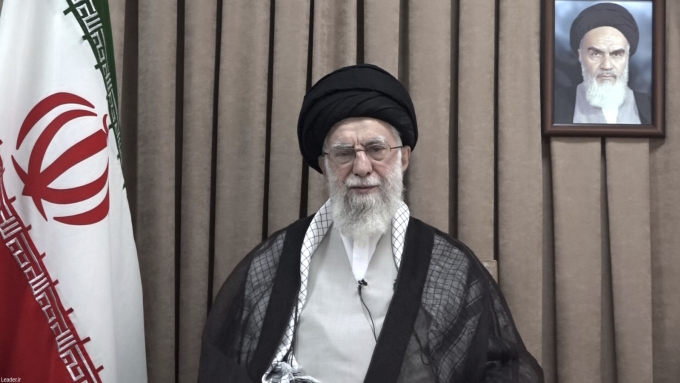 Hình ảnh lãnh tụ tối cao Iran Ali Khamenei được Tehran công bố ngày 18/6. Ảnh: AP