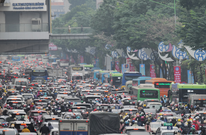 Đường phố Hà Nội tắc nghẽn, năm 2023. Ảnh: Ngọc Thành