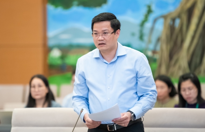Thứ trưởng Tài chính Nguyễn Đức Tâm trình bày dự thảo Nghị quyết cơ chế đặc biệt phát triển kinh tế tư nhân, chiều tối 14/5. Ảnh: Trung tâm báo chí Quốc hội