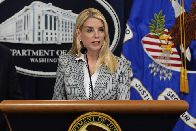 Bộ trưởng Tư pháp Mỹ Pam Bondi họp báo tại Washington ngày 6/6. Ảnh: AP