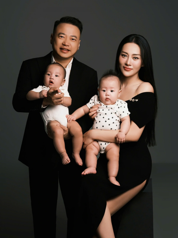 Diễn viên Phương Oanh bên chồng và hai con.