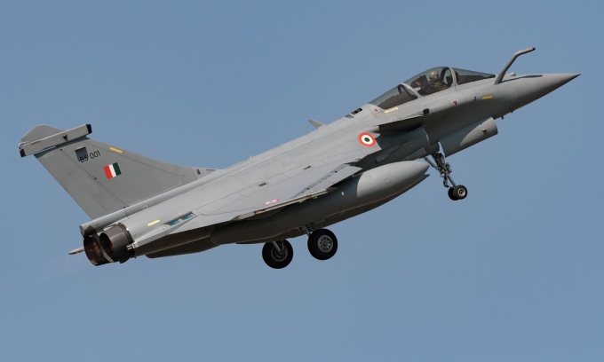 Tiêm kích Rafale số đuôi BS 001 của Ấn Độ bay biểu diễn hồi năm 2021.
