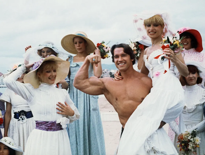 Arnold Schwarzenegger trên bờ biển Cannes năm 1997. Ảnh: AFP