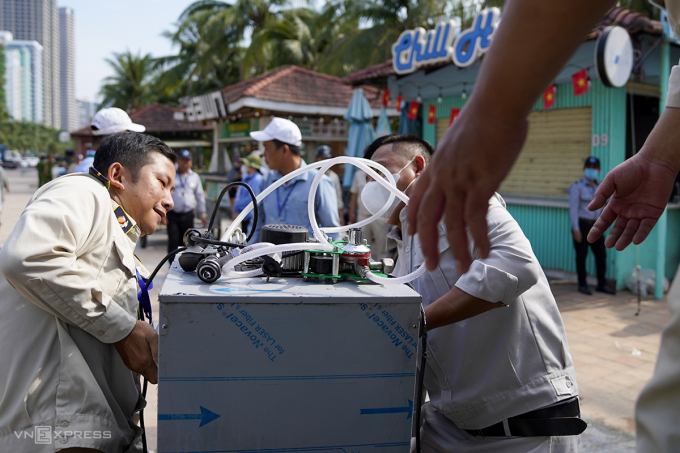 Đội Quy tắc đô thị di dời những tài sản có giá trị của người dân để niêm phong, chờ bàn giao, đấu giá. Ảnh: Ngọc Trường