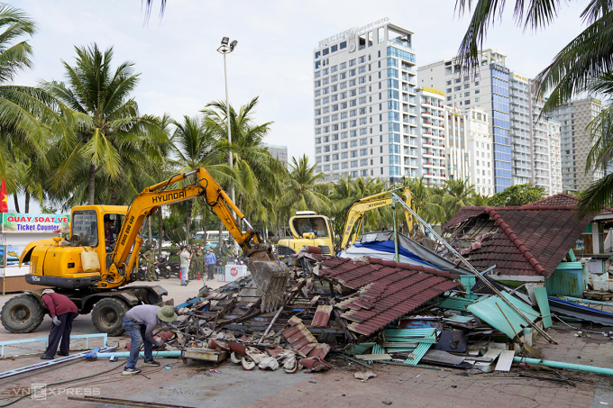 Ki-ốt đầu tiên bị cưỡng chế. Ảnh: Ngọc Trường