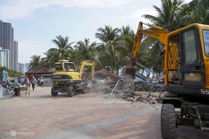Đến 16h chiều nay, việc cưỡng chế hoàn tất. Ảnh: Ngọc Trường