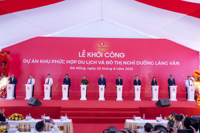 Lãnh đạo Chính phủ, thành phố Đà Nẵng và Tập đoàn Vingroup nhấn nút khởi công dự án Làng Vân, sáng 22/6/2025. Ảnh: Nguyễn Đông