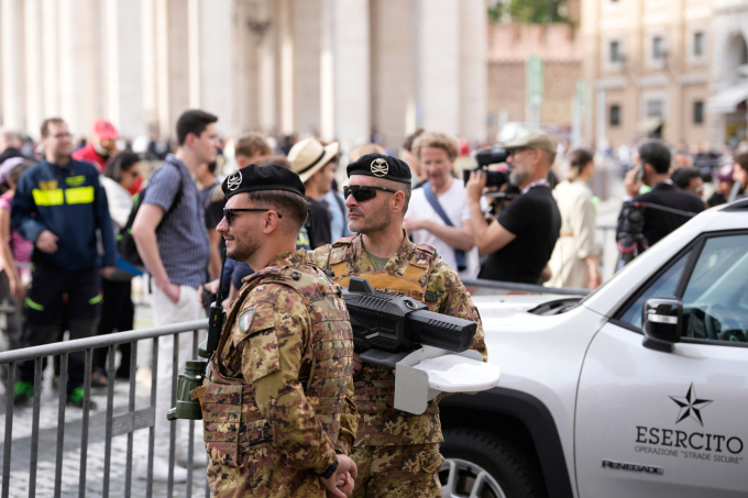 Quân nhân Italy trang bị súng bắn drone tại Vatican ngày 23/4. Ảnh: AFP