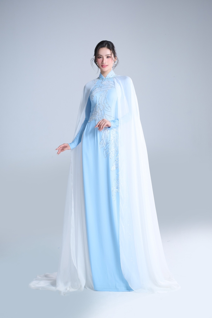 Ý Nhi diện áo dài của nhà thiết kế Song Toàn tại hoạt động ngày 28/5.