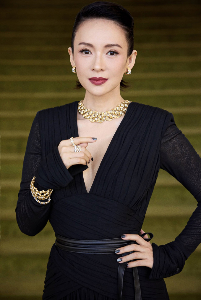 Bộ đầm đi kèm đai lưng bằng da, tôn vòng eo của nữ diễn viên.
