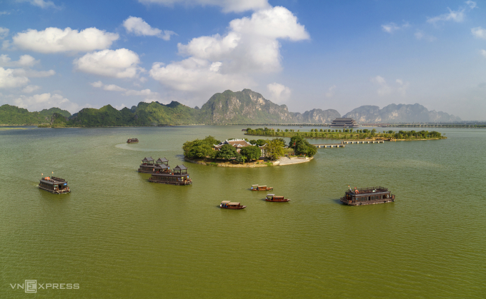 Quần thể chùa Tam Chúc - một trong những ngôi chùa lớn nhất thế giới. Ảnh: Lam Sơn