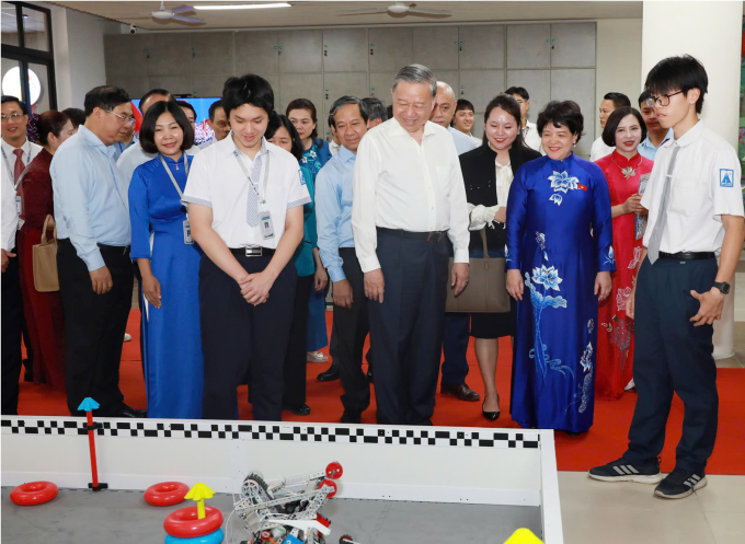 Tổng Bí thư Tô Lâm xem học sinh trường THPT chuyên Hà Nội - Amsterdam thi đấu robot, chiều 14/5. Ảnh: Hoàng Phong
